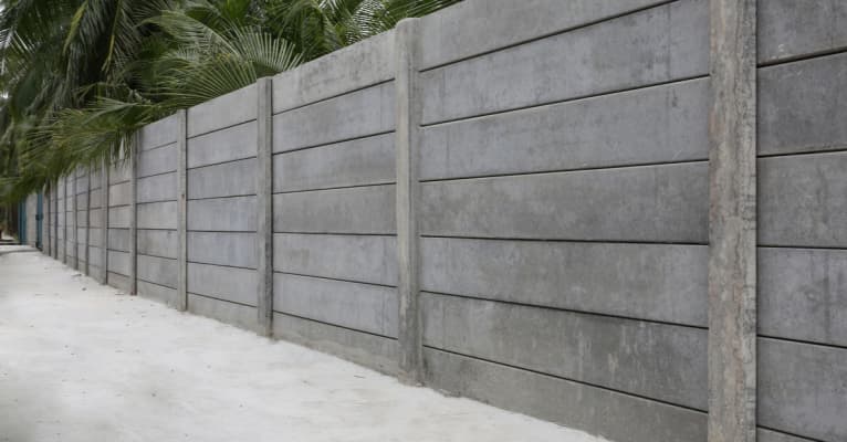 Prestressed wall fencing